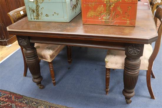 An Edwardian mahogany extending dining table W.190cm